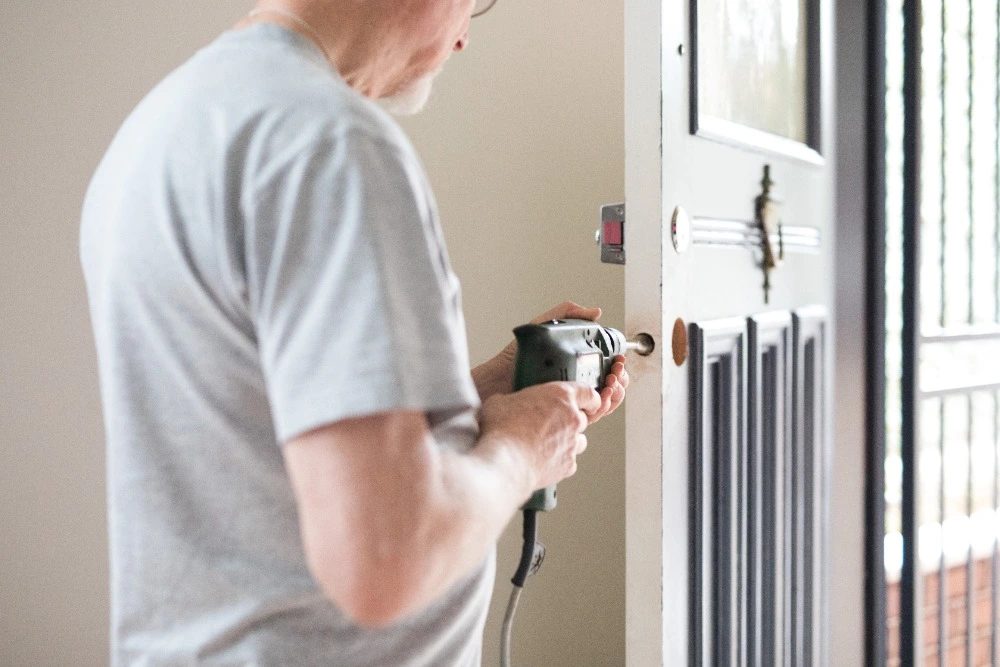Schlüsseldienst Techniker öffnet Haustür professionell ohne Beschädigung mit Spezialwerkzeug | Yapar's Schlüsseldienst