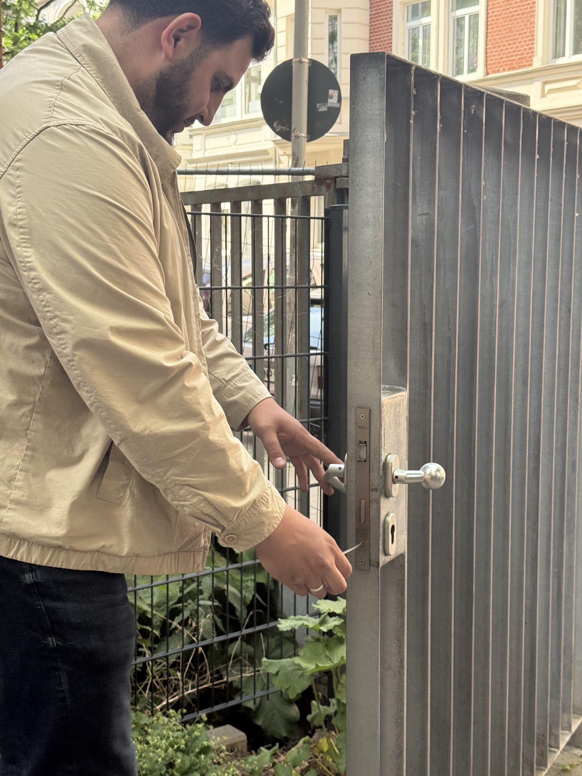 Yapar an einem Torschloss draußen | Yapar's Schlüsseldienst