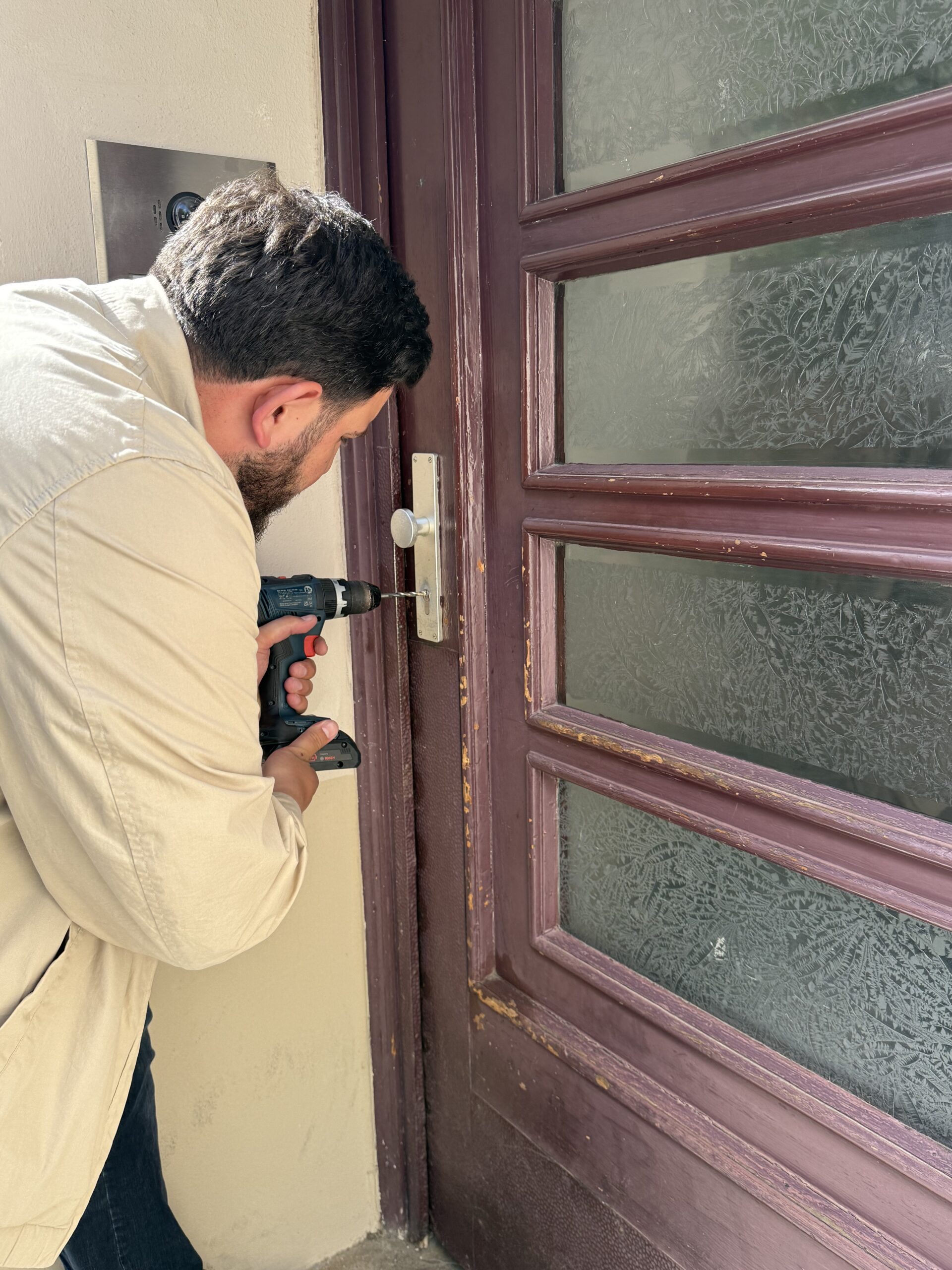 Yapar an einem Türschloss | Yapar's Schlüsseldienst