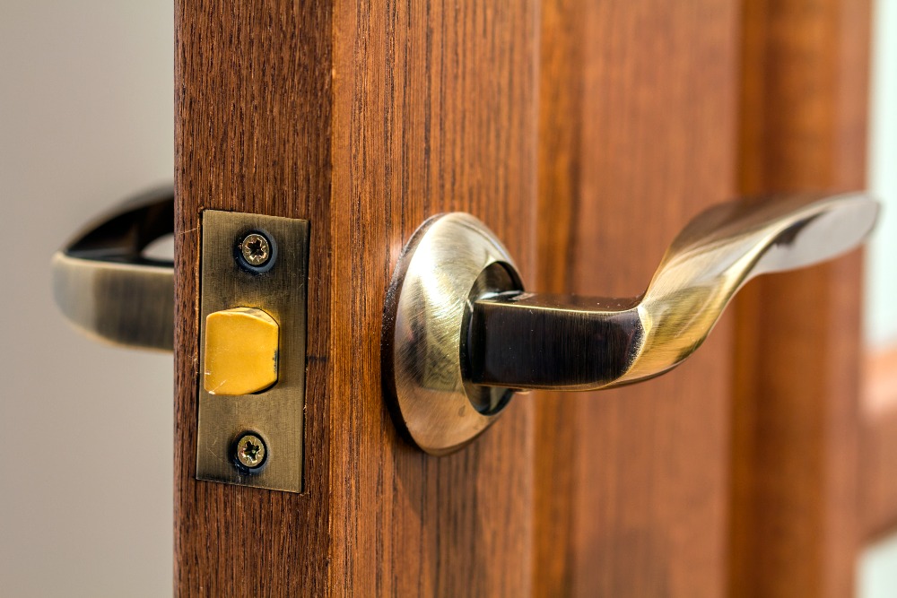 Nahaufnahme eines Türschlosses.