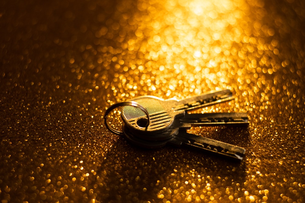 Schlüsselbund mit goldenem Hintergrund.